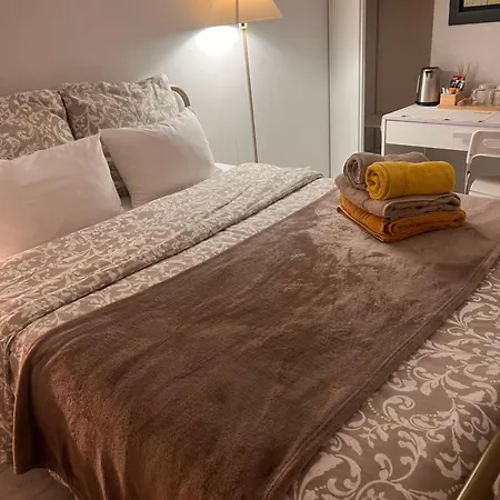 Bed & Breakfast Double With Balcony Parijs